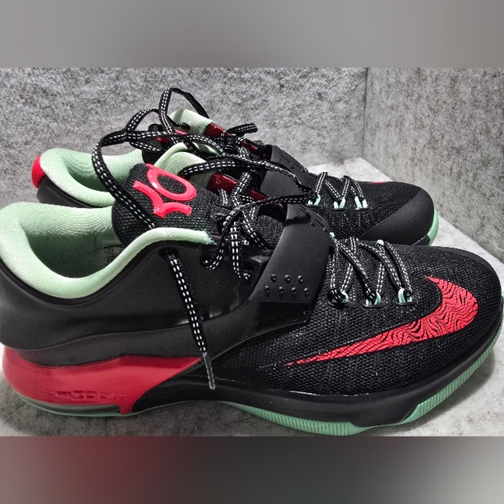This is a pair of Nike KD 7 'Good Apples' Size 9.5